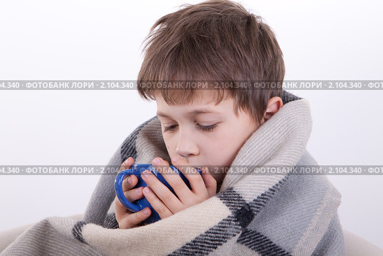 bolnoi-malchik-v-plede-s-chashkoi-v-rukah-0002104340-preview.jpg